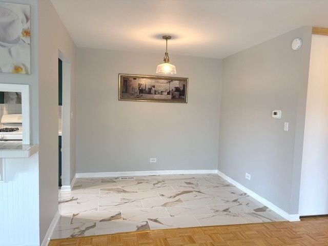 2S717 Winchester Circle 4, Warrenville, IL 60555