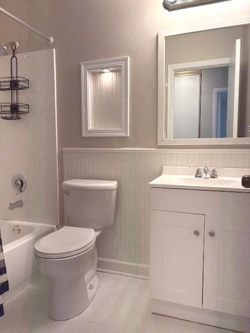 2S717 Winchester Circle 4, Warrenville, IL 60555