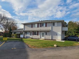 2S717 Winchester Circle 4, Warrenville, IL 60555