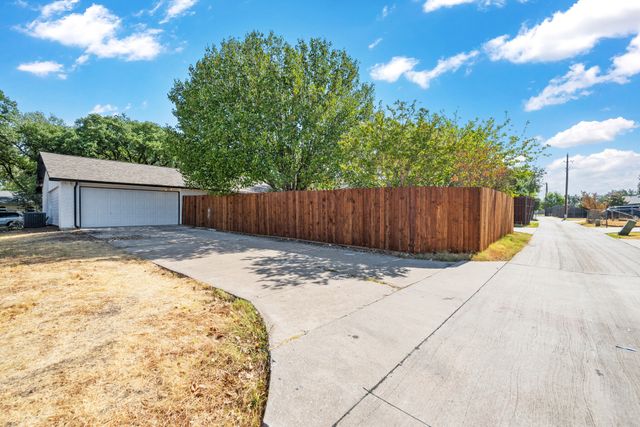 2038 Ash Hill Road, Carrollton, TX 75007