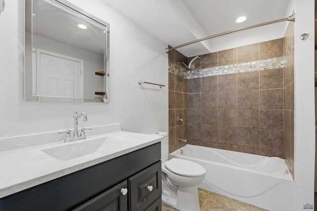 520 SWALLOW DR, Box Elder, SD 57719
