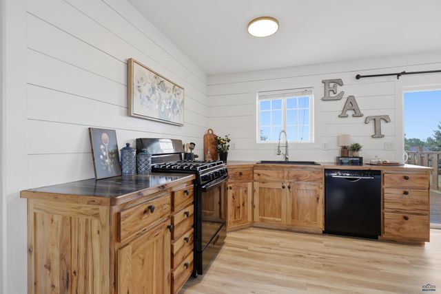 520 SWALLOW DR, Box Elder, SD 57719