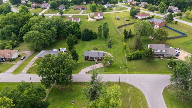 1914 Claymont Dr, Clarksville, TN 37040