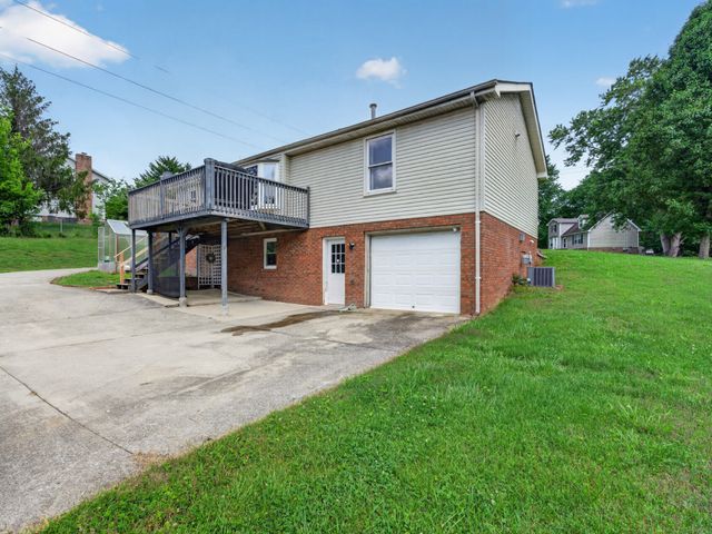 1914 Claymont Dr, Clarksville, TN 37040