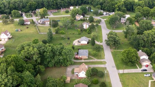 1914 Claymont Dr, Clarksville, TN 37040