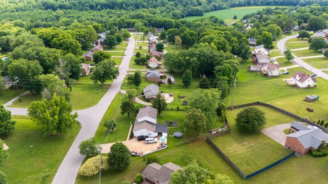 1914 Claymont Dr, Clarksville, TN 37040