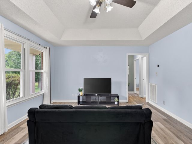 1914 Claymont Dr, Clarksville, TN 37040