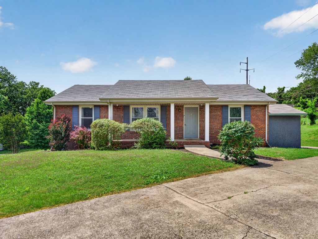 1914 Claymont Dr, Clarksville, TN 37040