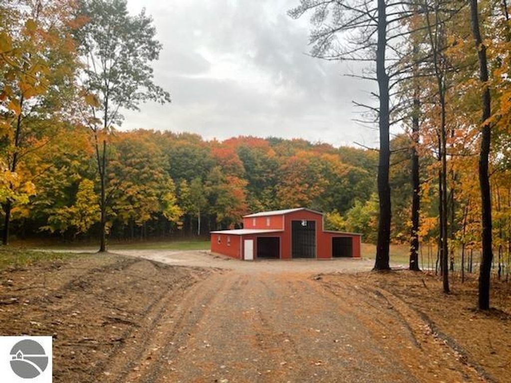 Image 16 of property listing at 5238 Paradise Ranch, Kingsley, MI 49649