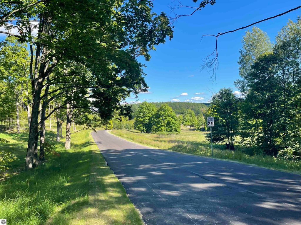 Image 8 of property listing at 5238 Paradise Ranch, Kingsley, MI 49649