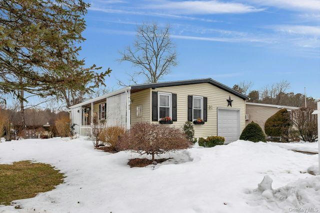 43 Village Circle S, Manorville, NY 11949