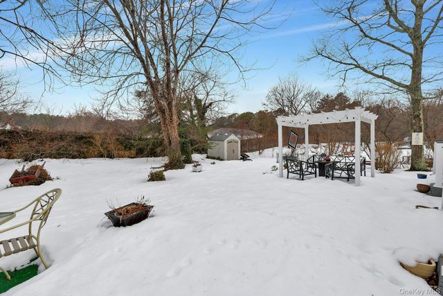 43 Village Circle S, Manorville, NY 11949