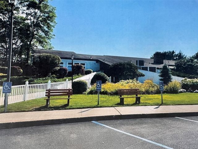 43 Village Circle S, Manorville, NY 11949