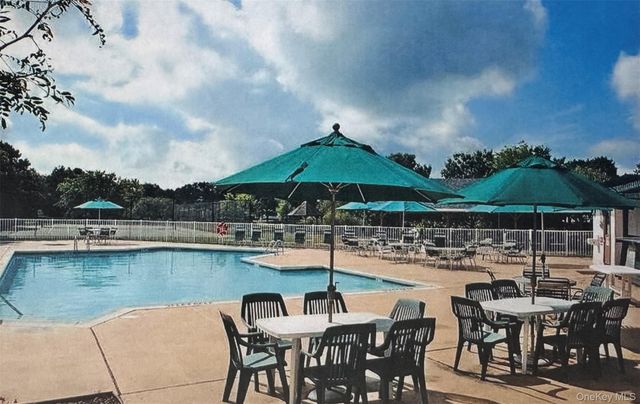 43 Village Circle S, Manorville, NY 11949