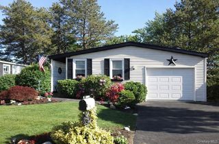 43 Village Circle S, Manorville, NY 11949