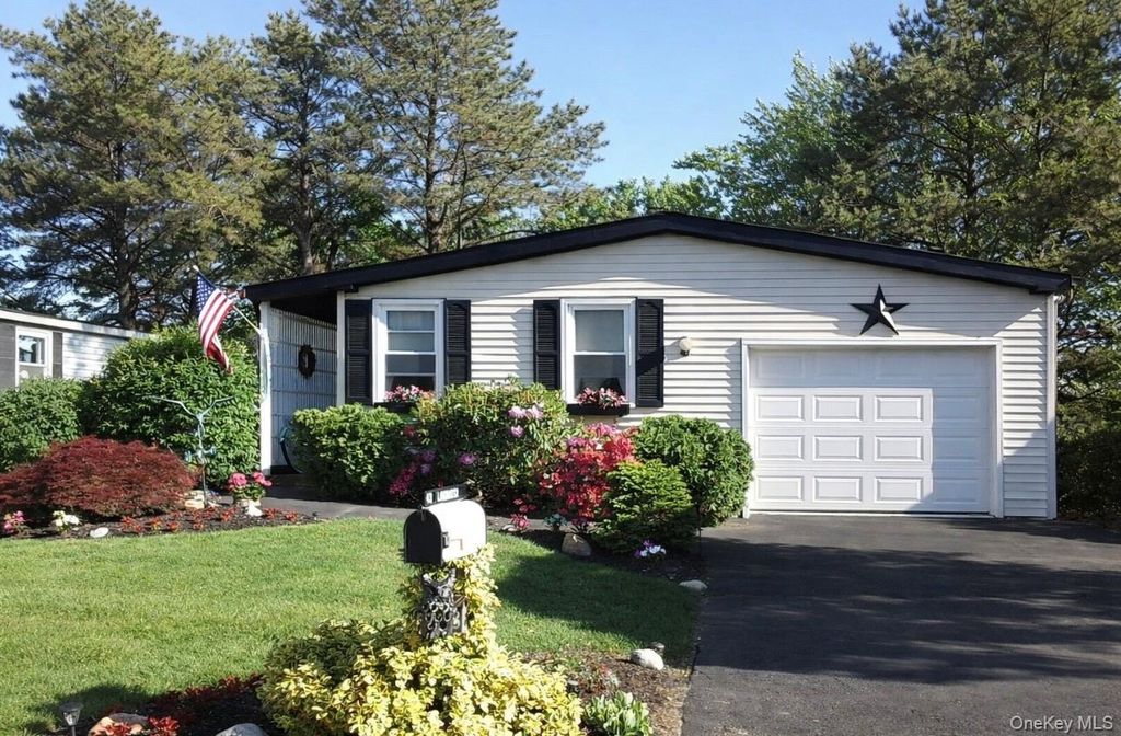 43 Village Circle S, Manorville, NY 11949