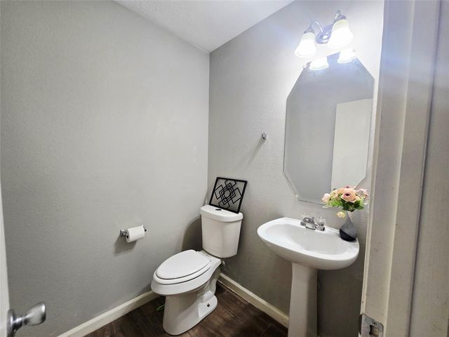 1011 Larks Trace Lane, Houston, TX 77090