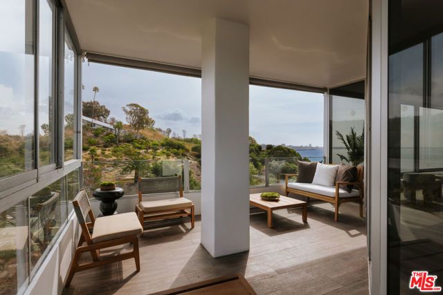 17352 W Sunset Boulevard 1, Pacific Palisades (los Angeles), CA 90272