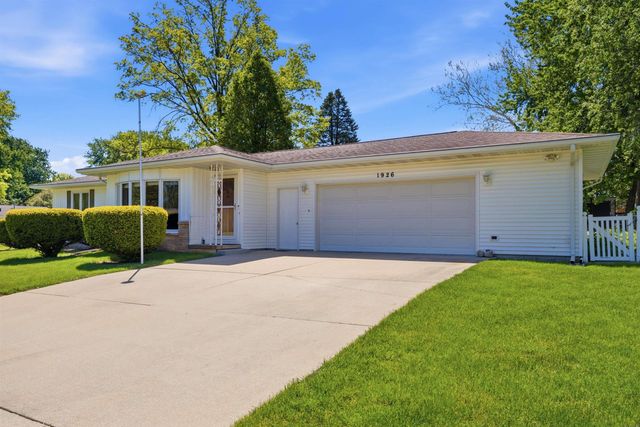 1926 Crescent Drive, Cedar Falls, IA 50613