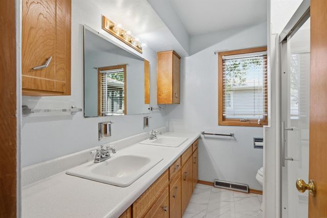 1926 Crescent Drive, Cedar Falls, IA 50613