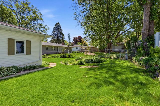 1926 Crescent Drive, Cedar Falls, IA 50613