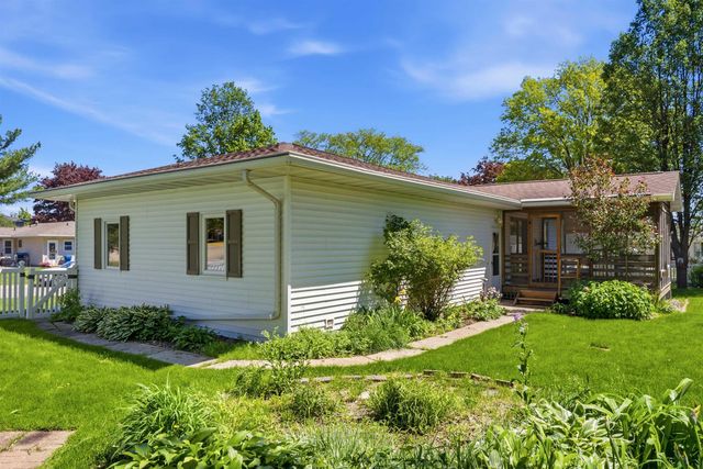 1926 Crescent Drive, Cedar Falls, IA 50613