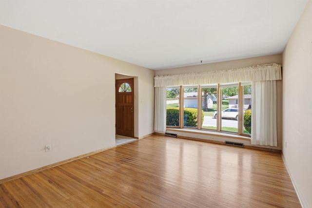 1926 Crescent Drive, Cedar Falls, IA 50613