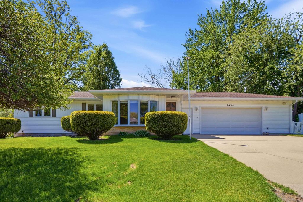 1926 Crescent Drive, Cedar Falls, IA 50613