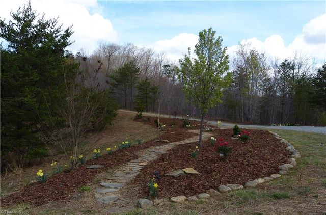 1564 Thore Road, Pinnacle, NC 27043