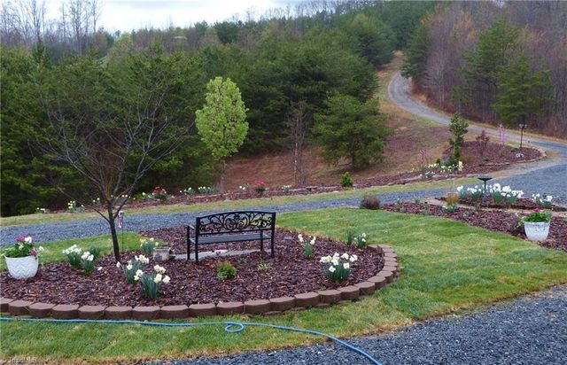 1564 Thore Road, Pinnacle, NC 27043