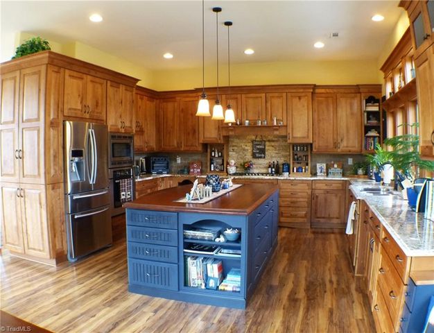 1564 Thore Road, Pinnacle, NC 27043