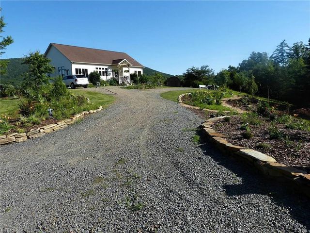 1564 Thore Road, Pinnacle, NC 27043