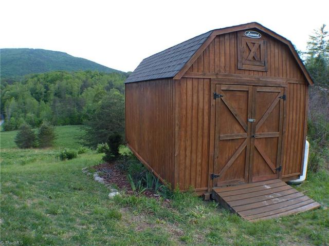 1564 Thore Road, Pinnacle, NC 27043