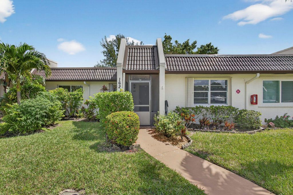 162 Lake Susan Lane, West Palm Beach, FL 33411