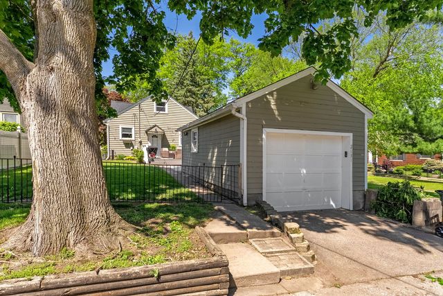 2631 Western Avenue, Davenport, IA 52803