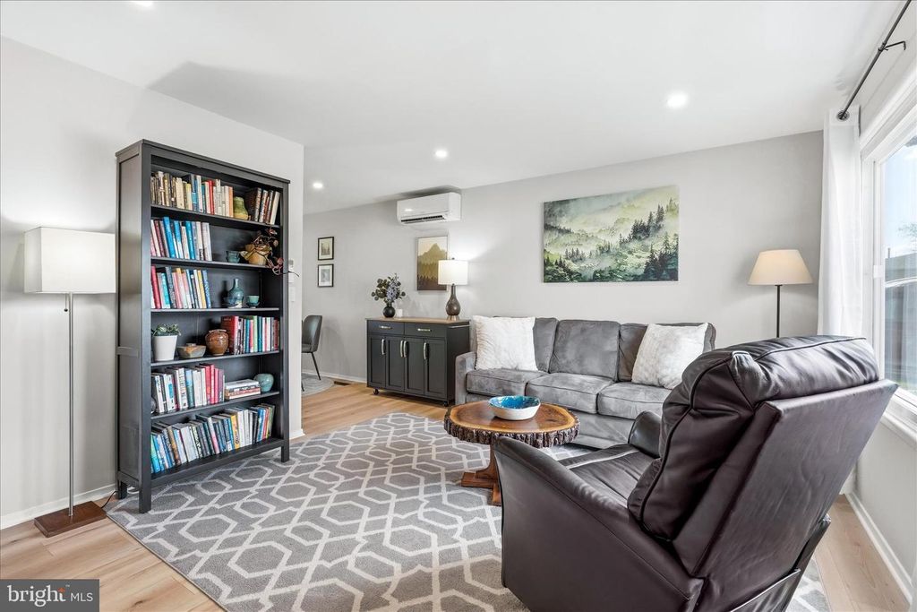 Image 2 of property listing at 100 EVERGREEN CT, Frederick, MD 21701