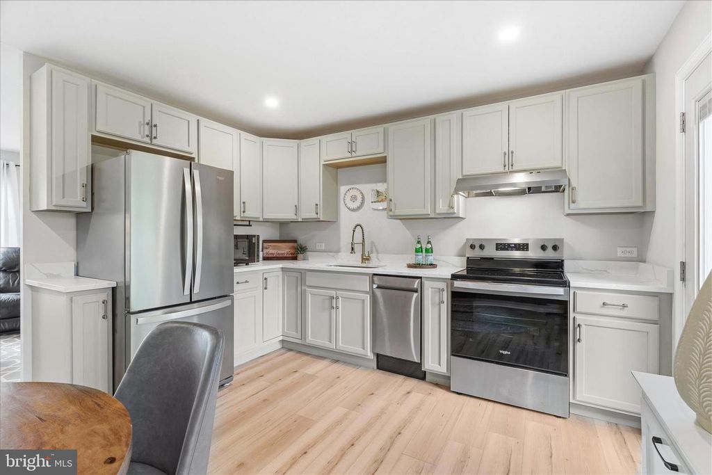 Image 3 of property listing at 100 EVERGREEN CT, Frederick, MD 21701