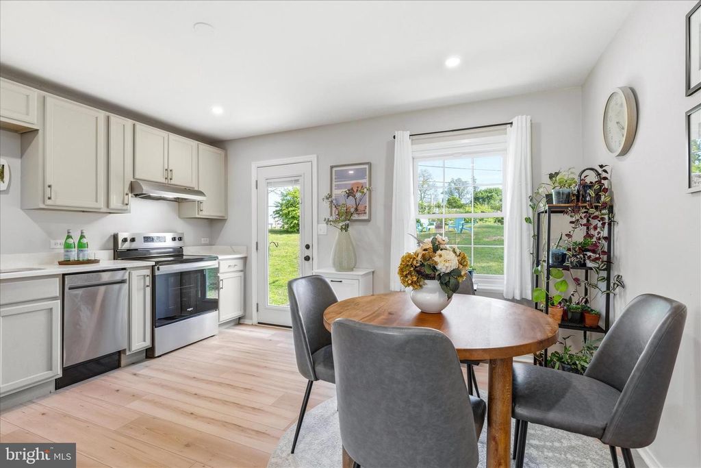 Image 4 of property listing at 100 EVERGREEN CT, Frederick, MD 21701