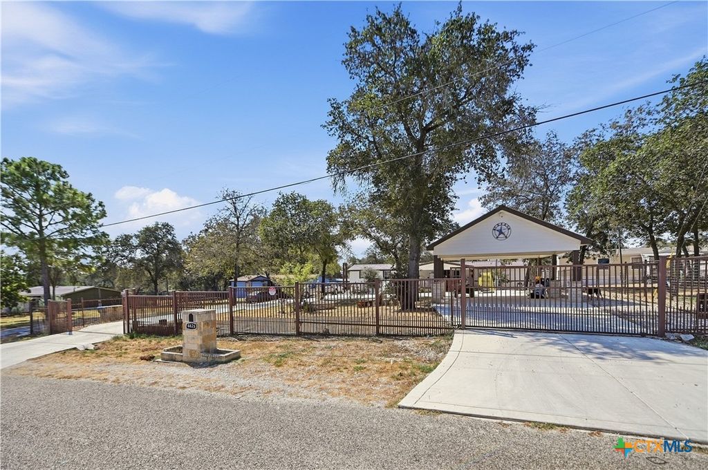 4426 Lost Hills Drive, Elmendorf, TX 78112