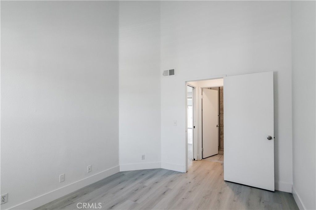 Image 15 of property listing at 20253 Keswick Street 318, Winnetka, CA 91306