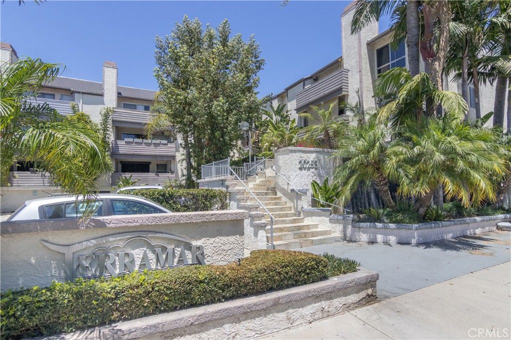 Image 2 of property listing at 20253 Keswick Street 318, Winnetka, CA 91306