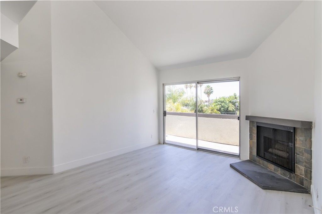 Image 3 of property listing at 20253 Keswick Street 318, Winnetka, CA 91306