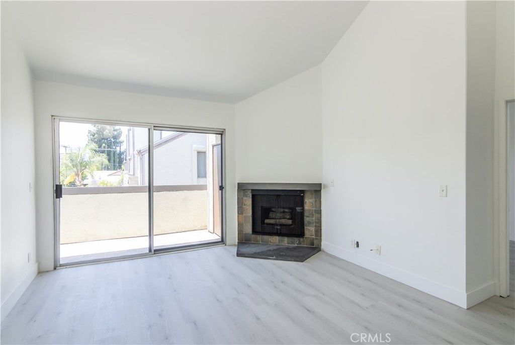 Image 4 of property listing at 20253 Keswick Street 318, Winnetka, CA 91306