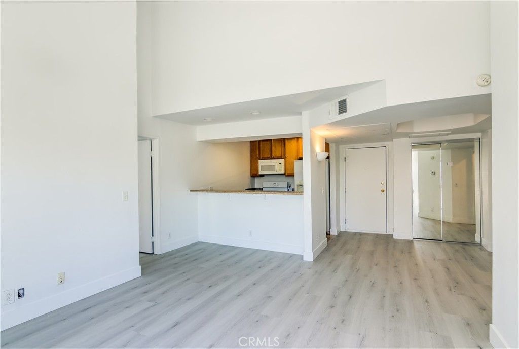 Image 5 of property listing at 20253 Keswick Street 318, Winnetka, CA 91306