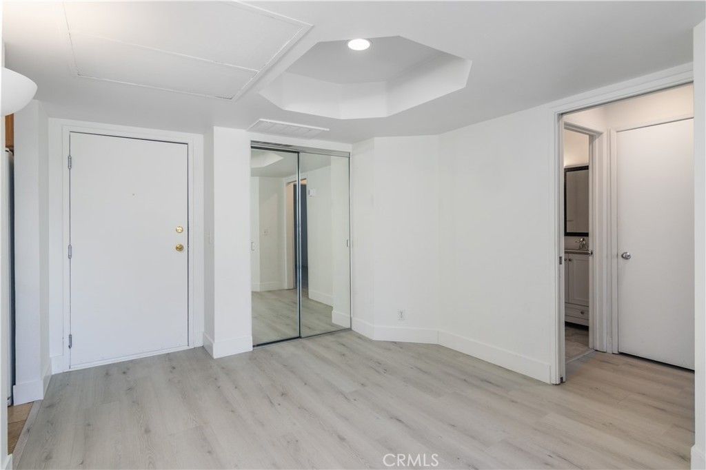 Image 7 of property listing at 20253 Keswick Street 318, Winnetka, CA 91306