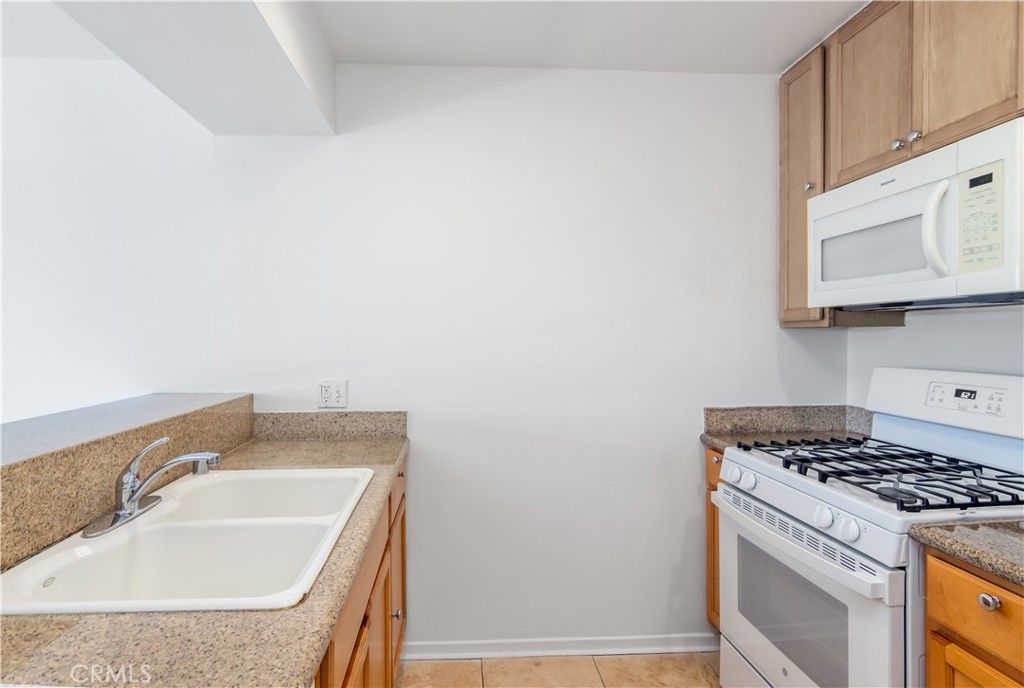 Image 8 of property listing at 20253 Keswick Street 318, Winnetka, CA 91306