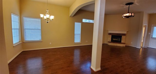 300 Sunrise Lane, Red Oak, TX 75154