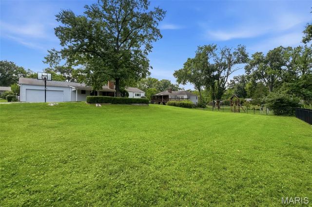 2007 Firethorn Drive, St Louis, MO 63131
