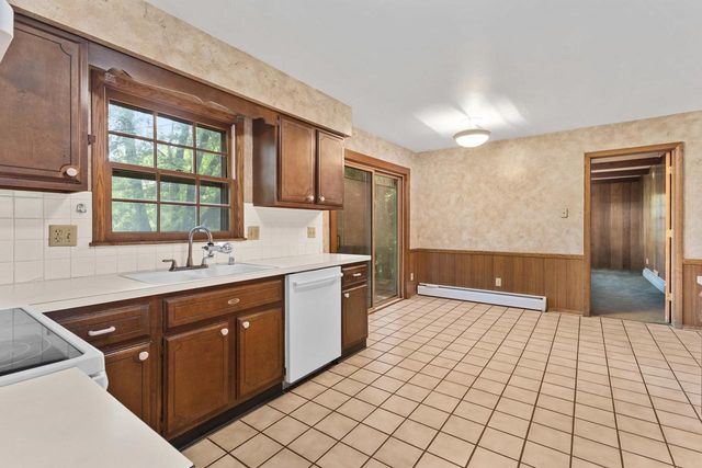 2403 Maywood Circle, Middleton, WI 53562