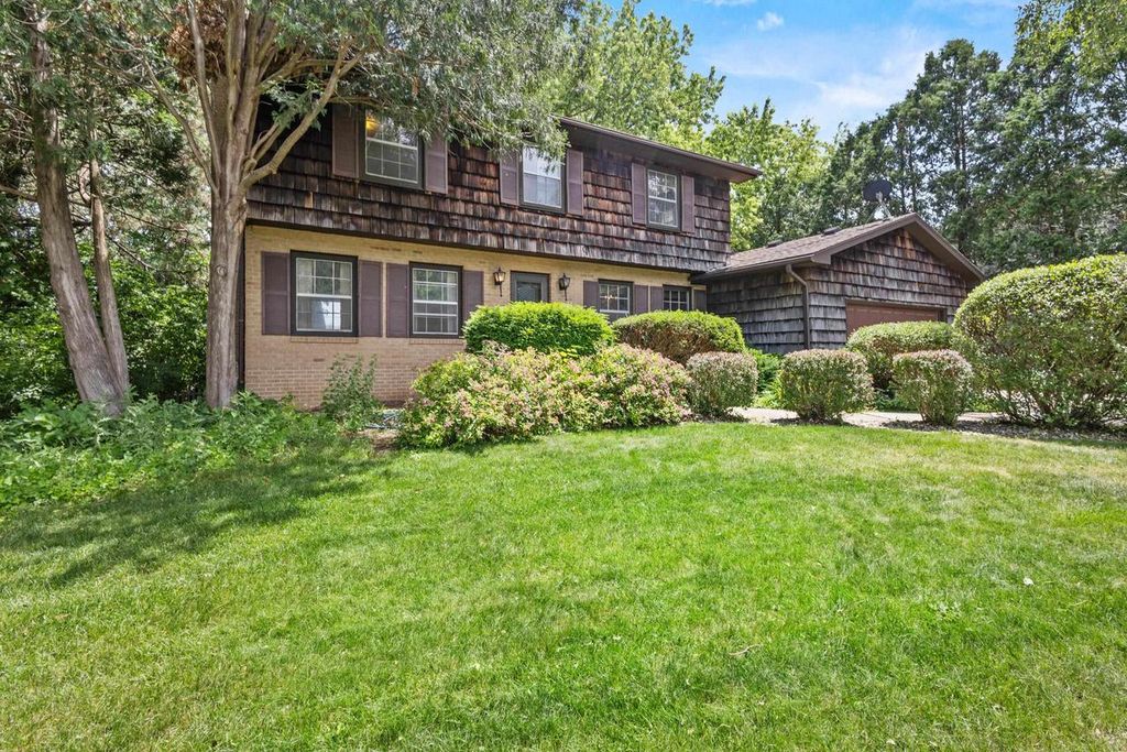 2403 Maywood Circle, Middleton, WI 53562